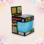 Un anti-stress squishy cube sensoriel bleu, présenté dans sa boîte noire, pour le malaxer et le presser avec les doigts.