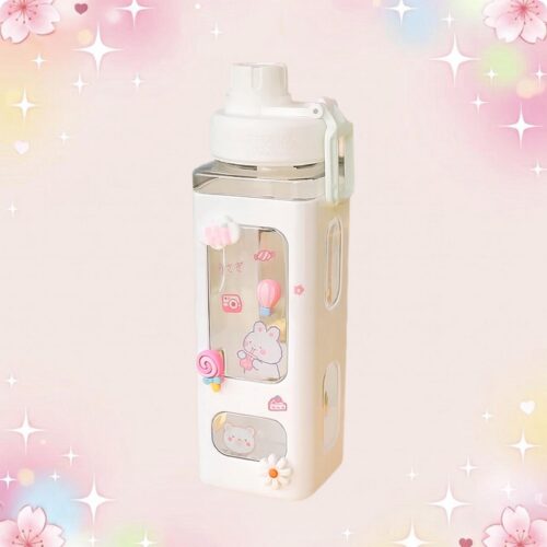 Une gourde kawaii blanche mignonne décorée de petits dessins roses et de motifs adorables, avec un bouchon blanc et un fond pastel rempli d’étoiles et de fleurs.
