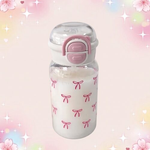 Une gourde kawaii transparente à noeuds roses blanche avec bouchon rose, sur un fond pastel décoré d’étoiles et de fleurs.