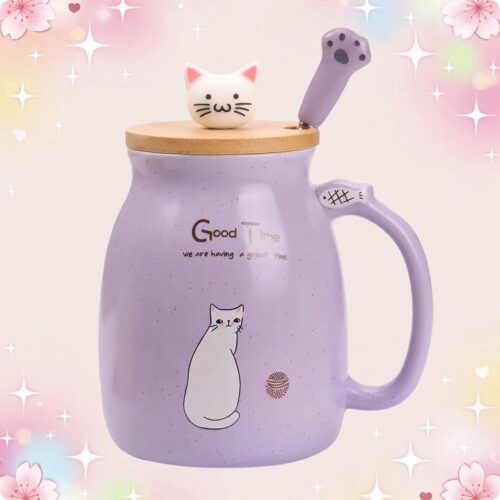 Un mug kawaii pastel motif chat à couvercle violet avec une poignée, décoré d’un chat blanc et d’une tête de chat sur le couvercle, sur fond rose doux.