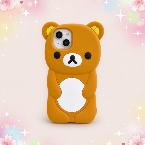 Une coque téléphone kawaii Rilakkuma 3D orange en forme d’ours, avec petites oreilles et visage mignon, sur fond rose pastel étincelant.