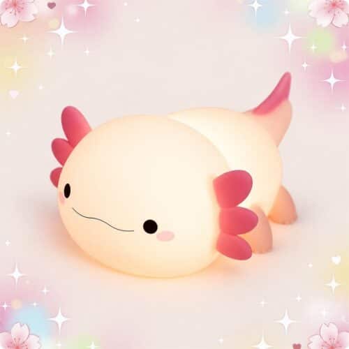Une déco kawaii petite veilleuse axolotl portable et rechargeable, en forme de petit axolotl rose et crème, sur un fond pastel avec des étoiles et des fleurs.