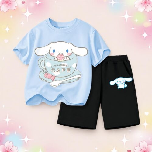 Un ensemble t-shirt et short Cinnamoroll pour enfant avec un t-shirt bleu clair et un short noir, posés sur un fond pastel décoré de petits cœurs et d’étoiles.