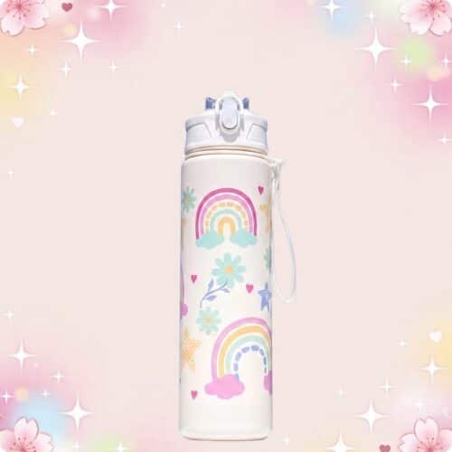 Une gourde kawaii imprimé arc-en-ciel blanche avec bouchon à clip et lanière, décorée de petits arcs-en-ciel, fleurs et étoiles sur fond rose doux.