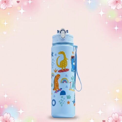 Une gourde kawaii imprimé dinosaure bleue avec des dinosaures rigolos et une sangle, sur un fond rose pastel avec des cœurs et des étoiles scintillantes.