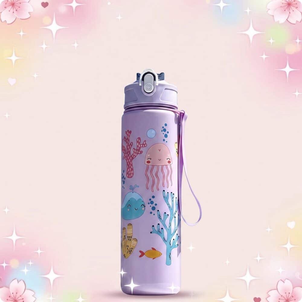 Une gourde kawaii imprimé fonds marins violette avec dessins de méduses, coraux et petits poissons, sur un fond rose pastel décoré de étoiles et de fleurs.