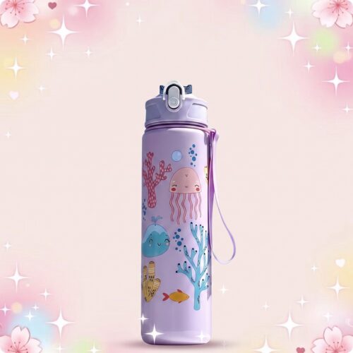 Une gourde kawaii imprimé fonds marins violette avec dessins de méduses, coraux et petits poissons, sur un fond rose pastel décoré de étoiles et de fleurs.
