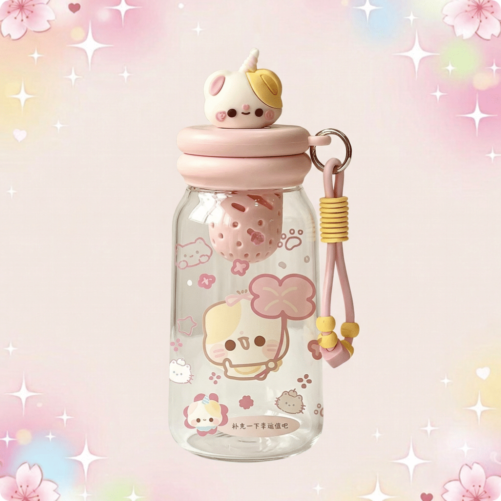 Une gourde kawaii mignonne à motif dessin animé en verre transparent, avec un couvercle rose et un petit personnage rigolo dessus, sur fond rose pastel scintillant.