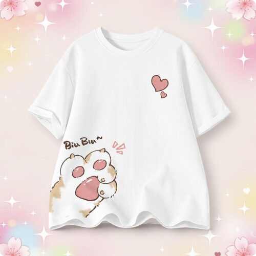 Un t-shirt oversize avec imprimé patte de chat pour femme blanc, avec un grand dessin de patte de chat rose et des petits cœurs sur un fond doux pastel.