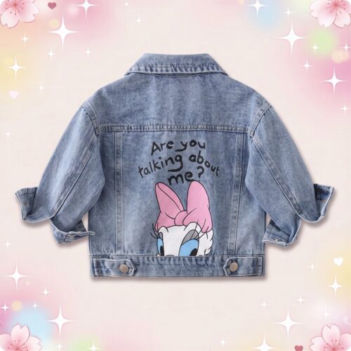 Une veste en jean kawaii Daisy Duck pour enfant bleue, vue de dos, avec le visage de Daisy Duck imprimé et un fond pastel décoré de cœurs et d’étoiles.