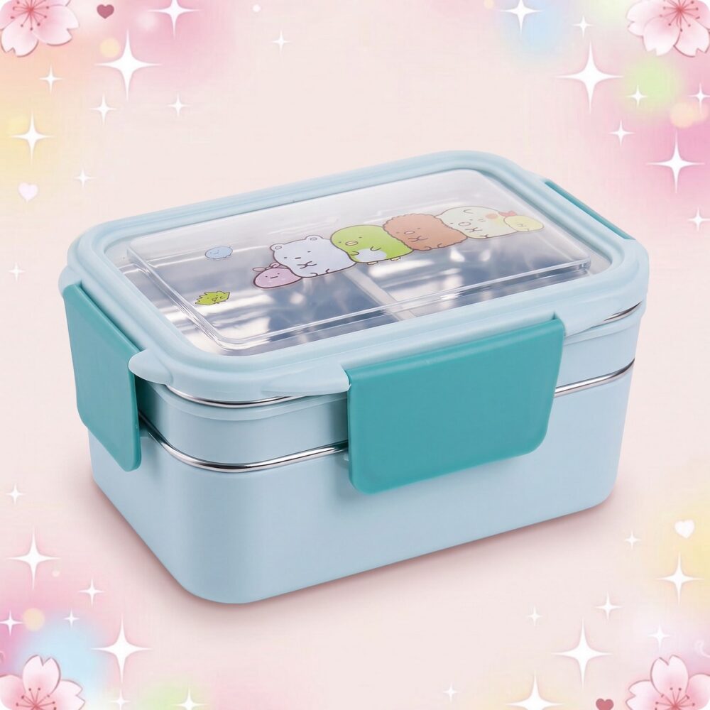 Un bento kawaii pastel à motif dessin animé bleu clair avec couvercle transparent et clips turquoise, posé sur un fond rose pastel avec des fleurs et des étoiles scintillantes.