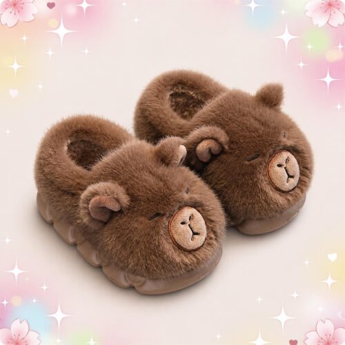 Une paire de chaussons kawaii en fourrure capybara marron, toute douce et moelleuse, avec une tête de capybara rigolote, posée sur un fond rose pastel décoré de petites étoiles.