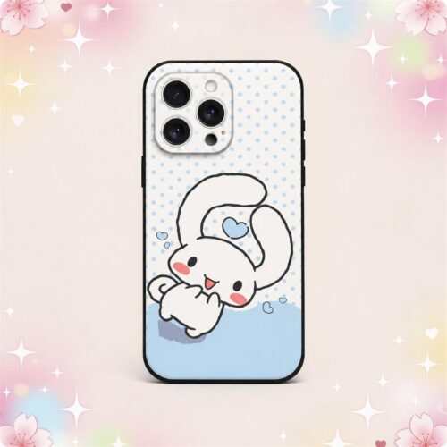 Une coque téléphone kawaii Cinnamoroll blanche à pois bleus, avec un petit personnage souriant et des cœurs, sur fond rose pastel scintillant.