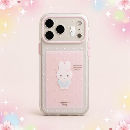 Une coque téléphone kawaii lapin Miffy transparente et rose, avec un petit lapin blanc au dos, sur un fond pastel décoré d’étoiles brillantes.