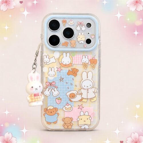 Une coque téléphone kawaii lapin Miffy et ours avec breloque, transparente et colorée, décorée de petits lapins, ours et fleurs, avec une breloque en forme de lapin doux accrochée sur le côté.