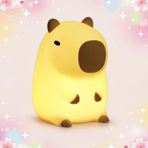 Une déco kawaii lampe veilleuse capybara en forme de petit capybara jaune, avec une lumière douce, sur un fond pastel décoré d’étoiles et de cœurs.