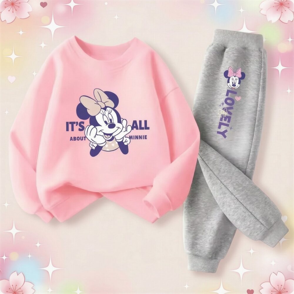 Un ensemble survêtement kawaii Minnie avec un sweat rose et un pantalon gris, posé sur un fond pastel décoré de petites étoiles et de cœurs.