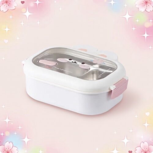 Une lunchbox kawaii en forme de lapin en acier inoxydable blanche et rose, avec un couvercle transparent décoré d’un petit visage de lapin, posée sur un fond rose pastel avec des étoiles.