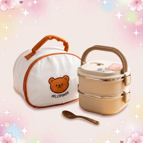 Un bento kawaii ourson en acier inoxydable avec sac beige, avec poignée, cuillère et motif ourson, posé devant un sac de transport blanc et orange sur fond rose pastel.