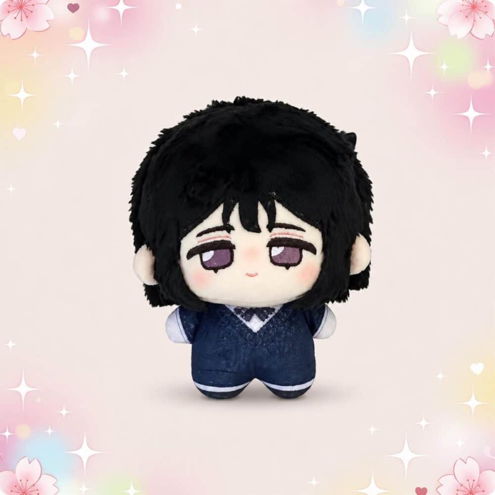 Une mini peluche Alien Stage Sua aux cheveux noirs, aux grands yeux violets et vêtue d’un uniforme bleu, présentée sur un fond pastel décoré de fleurs et d’étoiles.