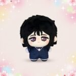 Une mini peluche Alien Stage Sua aux cheveux noirs, aux grands yeux violets et vêtue d’un uniforme bleu, présentée sur un fond pastel décoré de fleurs et d’étoiles.