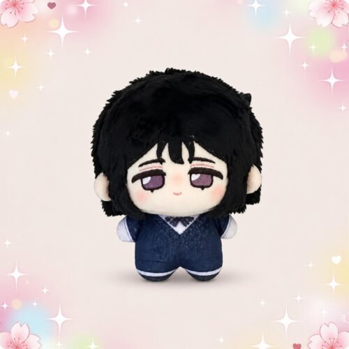 Une mini peluche Alien Stage Sua aux cheveux noirs, aux grands yeux violets et vêtue d’un uniforme bleu, présentée sur un fond pastel décoré de fleurs et d’étoiles.