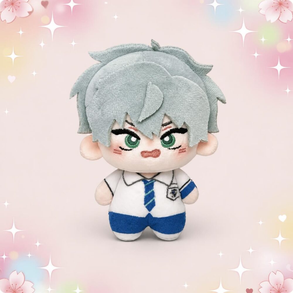 Une petite peluche Alien Stage Till aux cheveux gris, aux grands yeux verts et vêtue d’un uniforme blanc et bleu, posée devant un fond pastel décoré d’étoiles et de fleurs.