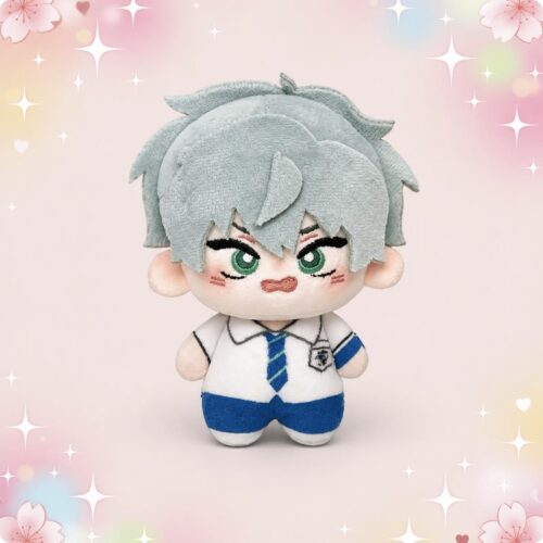 Une petite peluche Alien Stage Till aux cheveux gris, aux grands yeux verts et vêtue d’un uniforme blanc et bleu, posée devant un fond pastel décoré d’étoiles et de fleurs.
