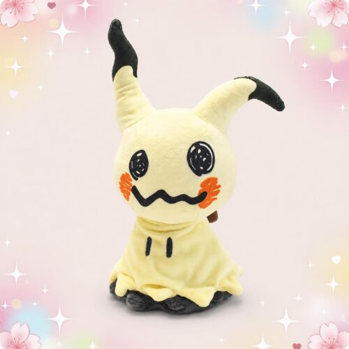 Une peluche Pokémon Mimiqui jaune avec de grands yeux noirs, des joues orange et des oreilles pointues à bouts noirs, posée sur un fond pastel décoré d’étoiles et de fleurs.