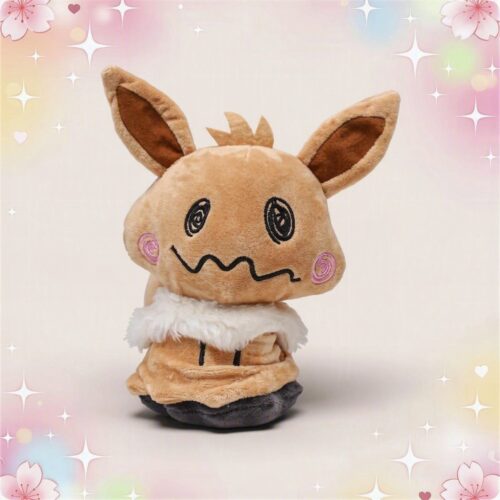 Une peluche Pokémon Mimiqui déguisé, marron et douce, posée debout avec de grandes oreilles et un visage souriant, sur un fond pastel décoré d’étoiles et de fleurs.