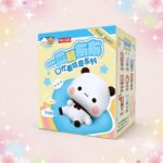 Une boîte Blind Box panda Bubu et Dudu à collectionner, décorée d’un panda blanc allongé sur un coussin bleu, sur un fond rose avec des fleurs et des étoiles.