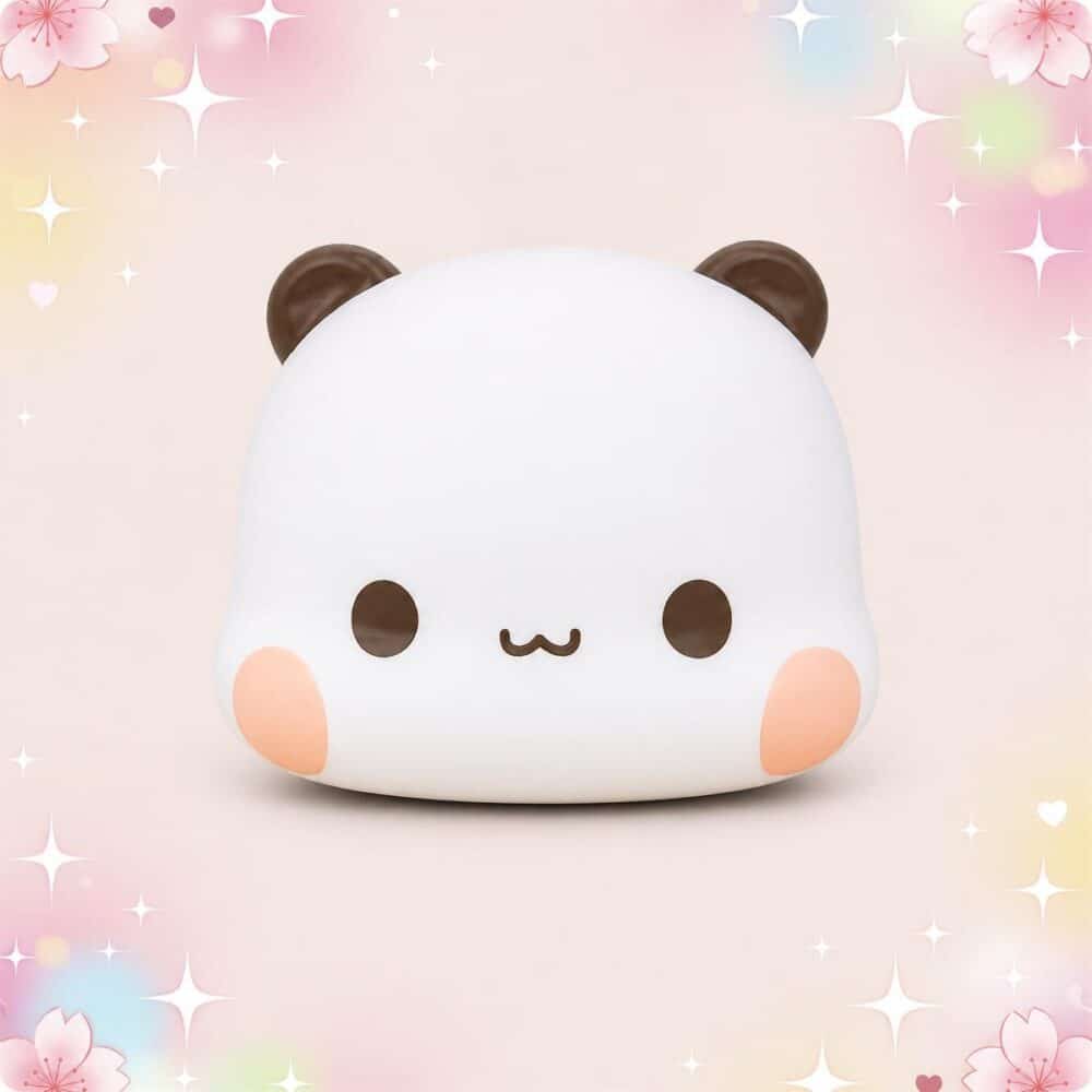 Un mochi squishy Bubu panda joufflu blanc avec des oreilles brunes et des joues roses, présenté sur un fond pastel décoré de fleurs et d’étoiles.