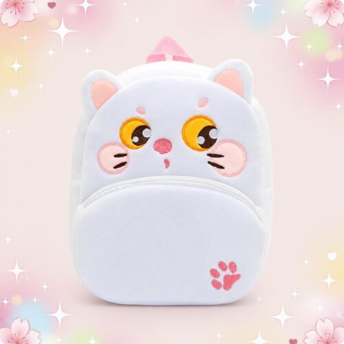 Un sac à dos kawaii félin duveteux blanc avec un visage de chat, des oreilles rondes et une petite patte rose, présenté sur un fond pastel décoré d’étoiles et de fleurs.