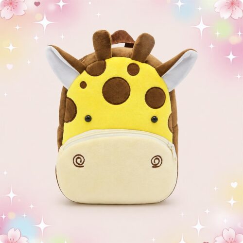 Un sac à dos kawaii girafe rembourrée à taches brunes, jaune et marron, avec de grandes oreilles, des cornes et une poche ventrale, posé sur un fond pastel décoré d’étoiles et de fleurs.