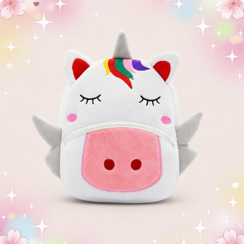 Un sac à dos kawaii licorne ailée à crinière colorée, blanc avec une poche rose, une corne grise, des ailes et un visage aux yeux fermés, posé sur un fond pastel décoré de fleurs et d’étoiles.