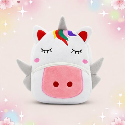 Un sac à dos kawaii licorne ailée à crinière colorée, blanc avec une poche rose, une corne grise, des ailes et un visage aux yeux fermés, posé sur un fond pastel décoré de fleurs et d’étoiles.