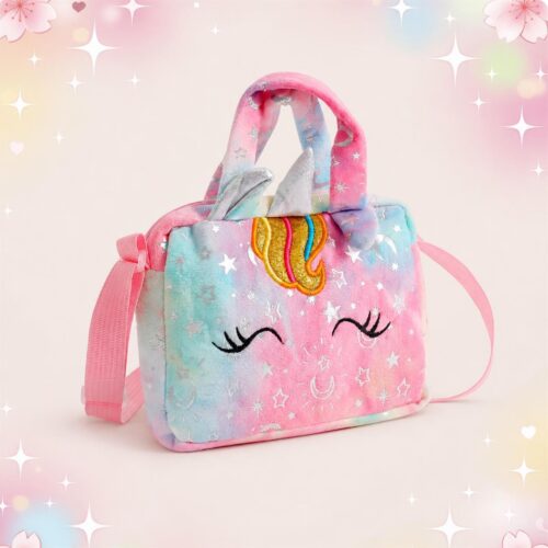 Un sac kawaii à corne et étoiles en trois coloris, rose et bleu pastel, avec un visage souriant, des anses et une bandoulière, présenté sur un fond rose décoré d’étoiles.