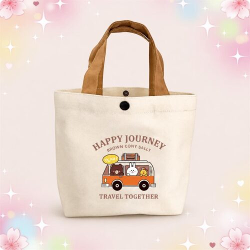 Un sac Kawaii orné des Line Friends partis en van, en toile écrue avec des anses marron et une illustration colorée d’un van transportant les personnages, posé sur un fond pastel décoré de fleurs et d’étoiles.