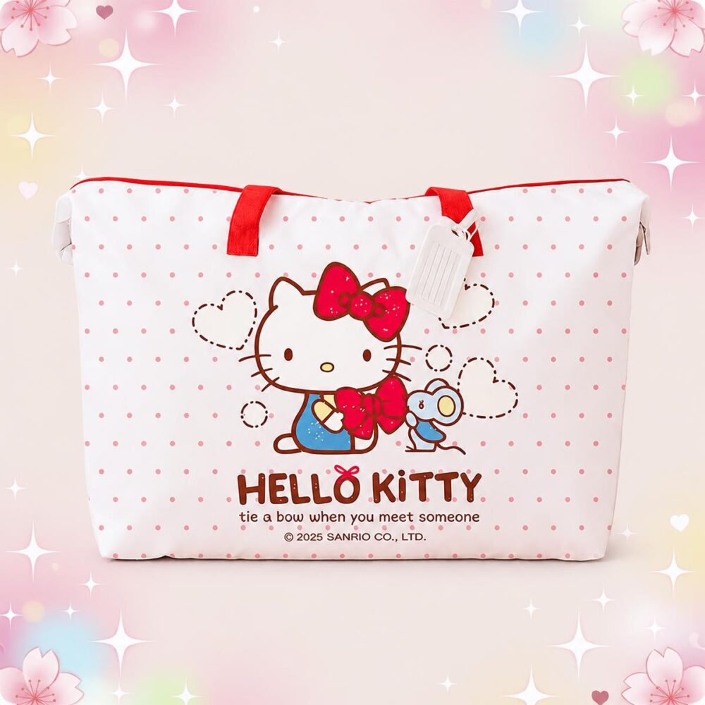 Un sac de rangement Kawaii Hello Kitty à motifs cœurs et personnages, blanc à pois roses, avec des anses rouges et une illustration de Hello Kitty.