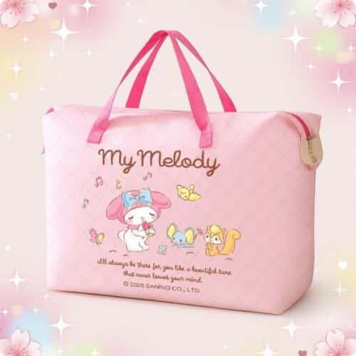 Un sac de rangement Kawaii My Melody à motifs animaux et musique rose, avec des poignées, posé sur un fond pastel décoré d’étoiles et de fleurs.