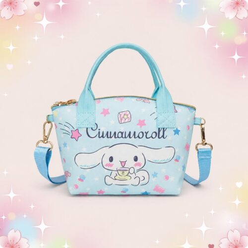Un sac kawaii Cinnamoroll bleu à porter en bandoulière, avec des poignées, une sangle ajustable et un motif de petit chien blanc, présenté sur un fond pastel décoré d’étoiles et de fleurs.