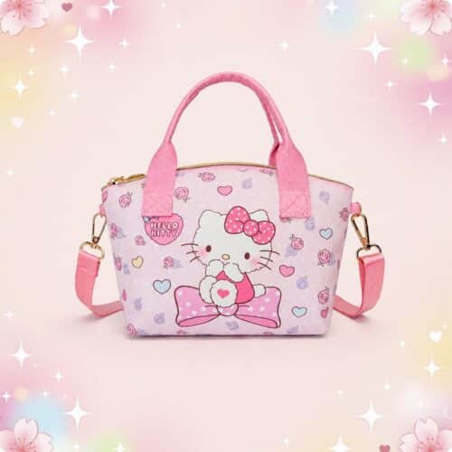 Un sac Kawaii Hello Kitty imprimé sur toile imperméable rose, avec des poignées et une bandoulière, posé sur un fond pastel décoré de fleurs et d’étoiles.