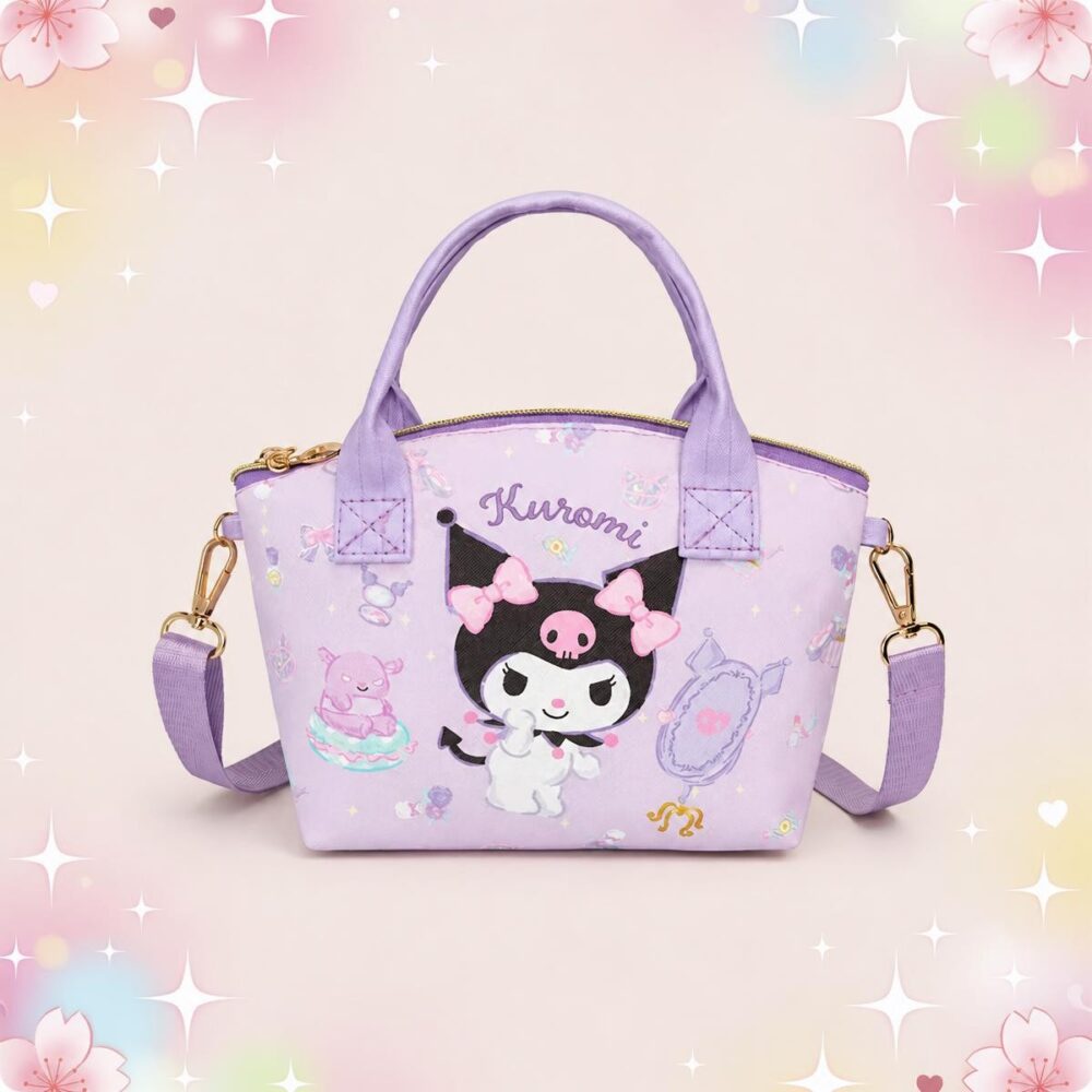 Un sac kawaii Kuromi violet à emporter partout avec soi, avec deux anses, une bandoulière et un motif Kuromi, posé sur un fond pastel décoré de fleurs et d’étoiles.