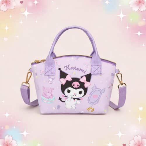 Un sac kawaii Kuromi violet à emporter partout avec soi, avec deux anses, une bandoulière et un motif Kuromi, posé sur un fond pastel décoré de fleurs et d’étoiles.