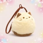 Un sac Kawaii matou rondouillard en fausse fourrure, rond et crème, avec un visage de chat, des oreilles marron et une longue bandoulière, présenté sur un fond pastel décoré d’étoiles et de fleurs.