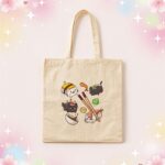 Un sac Kawaii au motif Sushi Cats bien reconnaissable en toile beige, posé sur un fond pastel décoré de fleurs, de cœurs et d’étoiles.