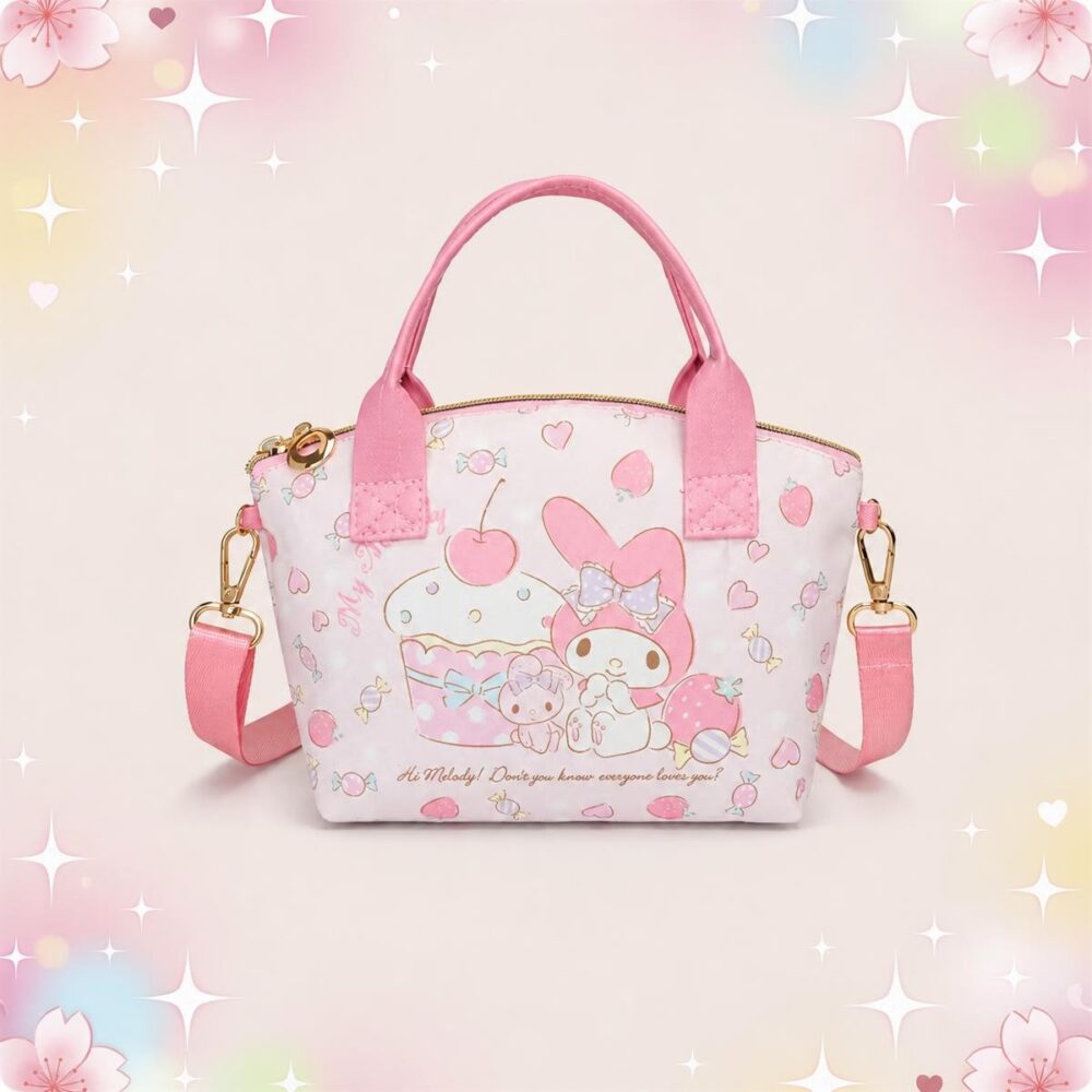 Un sac kawaii My Melody au format léger du quotidien, rose et blanc, avec des poignées, une bandoulière et des motifs de personnages, présenté sur un fond pastel décoré de fleurs et d’étoiles.