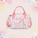 Un sac kawaii My Melody au format léger du quotidien, rose et blanc, avec des poignées, une bandoulière et des motifs de personnages, présenté sur un fond pastel décoré de fleurs et d’étoiles.