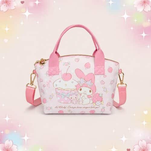 Un sac kawaii My Melody au format léger du quotidien, rose et blanc, avec des poignées, une bandoulière et des motifs de personnages, présenté sur un fond pastel décoré de fleurs et d’étoiles.