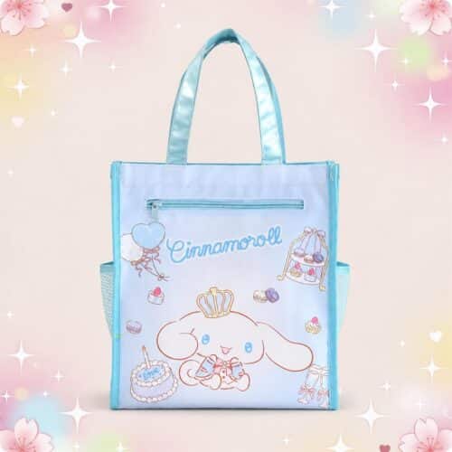 Un sac kawaii tote bag Cinnamoroll à porter au quotidien bleu clair, avec deux anses, une poche zippée et un dessin de Cinnamoroll, présenté sur un fond pastel fleuri et scintillant.